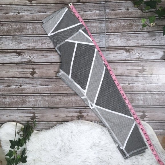 EVOLUTION & CREATION High Rise Cropped Black and White Pattern Leggings sz S EUC - Picture 10 of 11